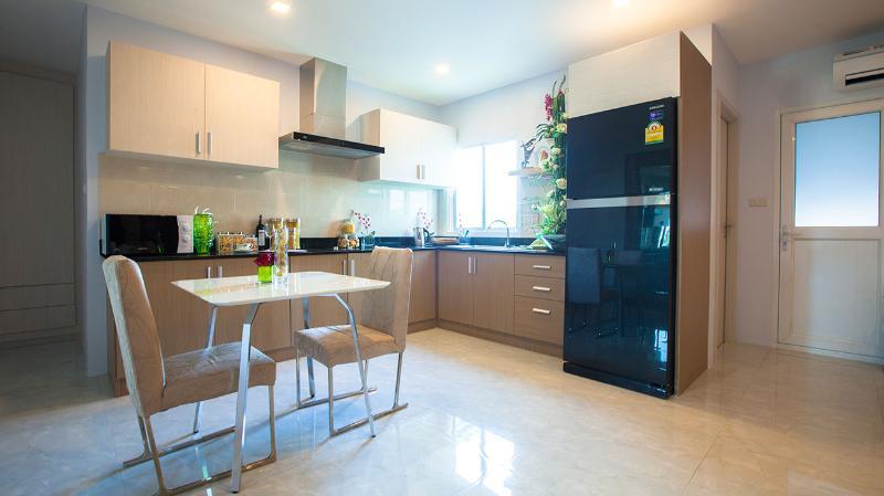 De42 Hotel Кату Екстериор снимка